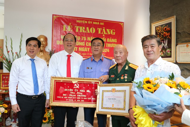 Lãnh đạo Thành ủy TP HCM trao Huy hiệu Đảng tại huyện Nhà Bè- Ảnh 1.
