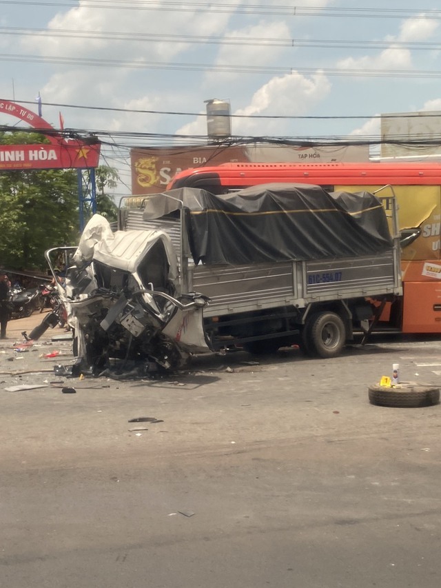Xe container gây tai nạn rồi bốc cháy, 10 người bị thương ở Bình Phước- Ảnh 3.