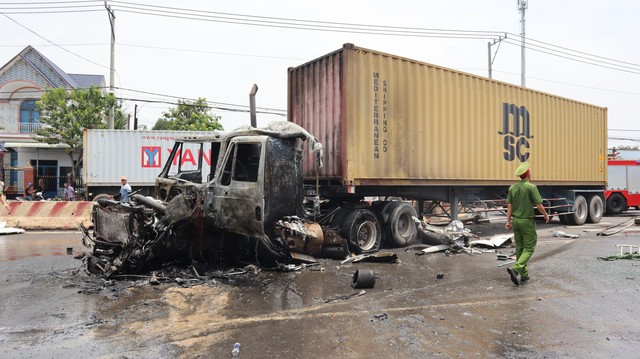 Xe container gây tai nạn rồi bốc cháy, 10 người bị thương ở Bình Phước- Ảnh 2.