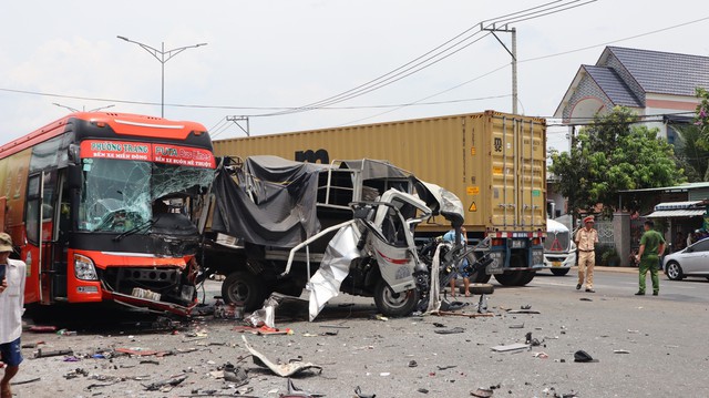 Xe container gây tai nạn rồi bốc cháy, 10 người bị thương ở Bình Phước- Ảnh 1.