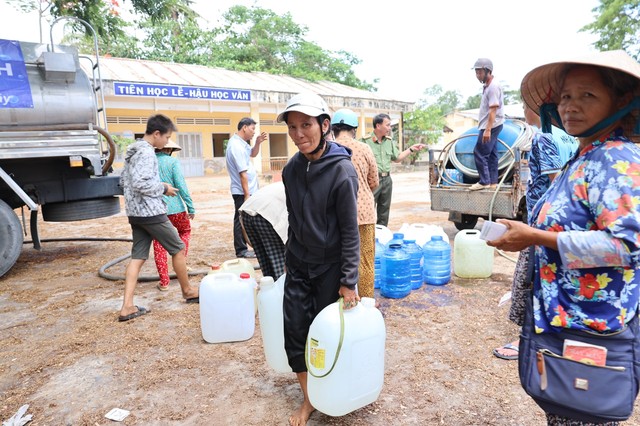 Người dân xã An Ngãi Trung, Ba Tri, Bến Tre nhận nước từ chương trình &quot;Giọt nước nghĩa tình&quot; do Công ty Tân Hiệp Phát cùng báo Công an TP HCM thực hiện