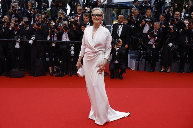 Đầm khoét xẻ gợi cảm nở rộ tại Cannes 2024- Ảnh 1.