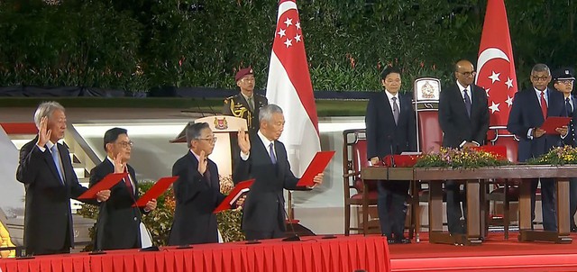 Các thành viên Nội các mới - bao gồm ông Lý Hiển Long - tuyên thệ nhậm chức. Ảnh: The Straits Times