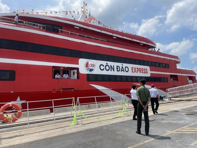 Từ TP HCM, 300 hành khách đầu tiên lên siêu tàu cao tốc ra Côn Đảo- Ảnh 1.