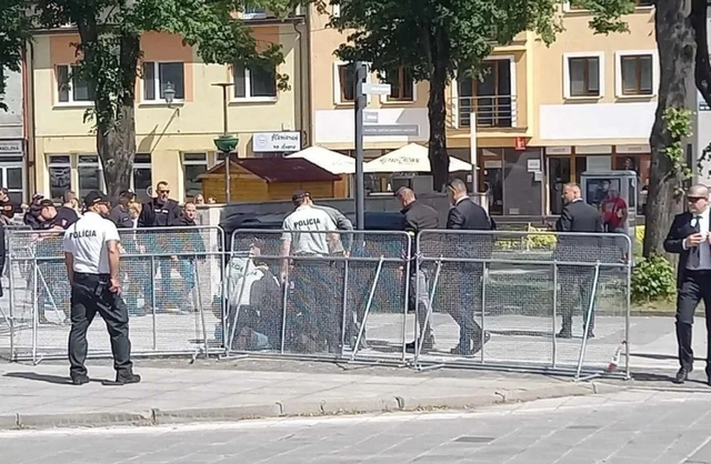 Cảnh sát vây quanh ông Fico tại hiện trường vụ nổ súng - Ảnh: X
