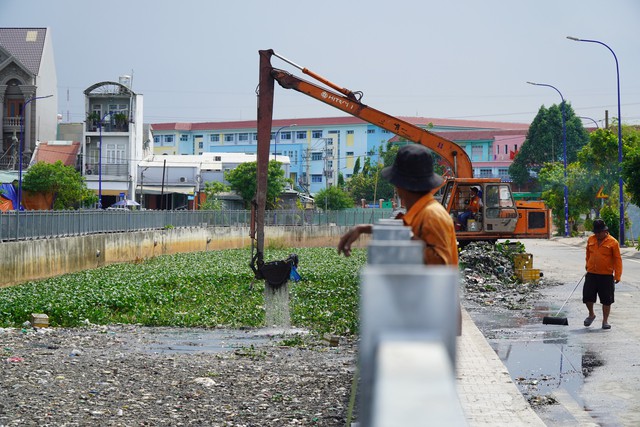 Nỗ lực dọn hơn 300 tấn rác trên kênh Nước Đen- Ảnh 4.