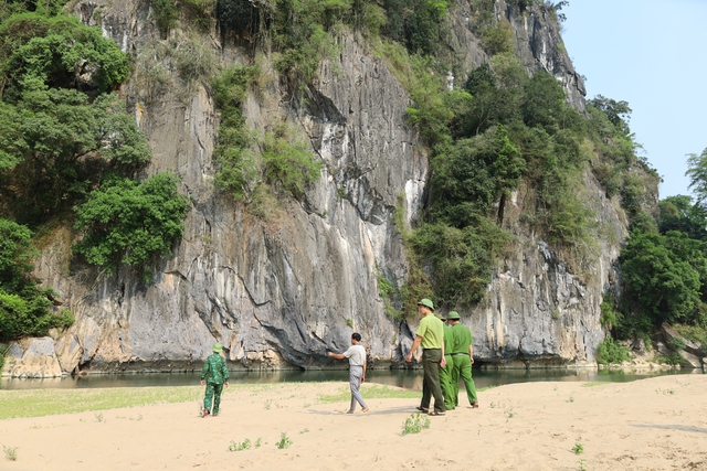 Lực lượng chức năng túc trực, kiểm tra môi trường sống của đàn voọc tại núi Lèn Chồng