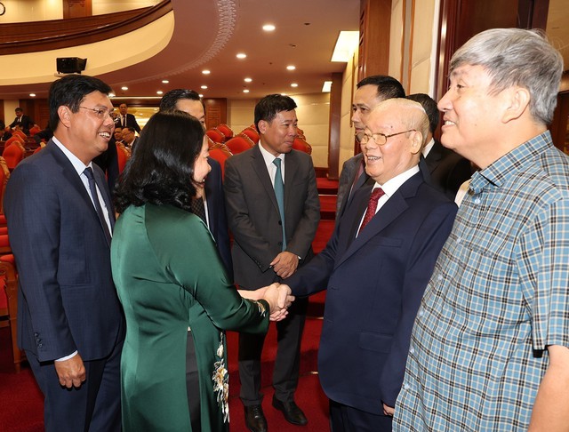 Tổng Bí thư Nguyễn Phú Trọng cùng các đại biểu dự Hội nghị lần thứ 9 Ban Chấp hành Trung ương Đảng khóa XIII Ảnh: TTXVN