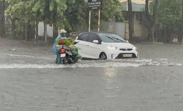 VIDEO: Mưa lớn, đường phố ở TP Thanh Hóa biến thành sông- Ảnh 5.