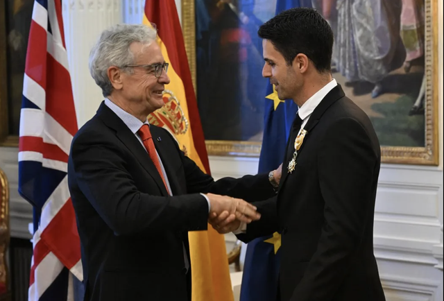 Milel Arteta đón nhận danh hiệu cao quý từ đại sứ Tây Ban Nha