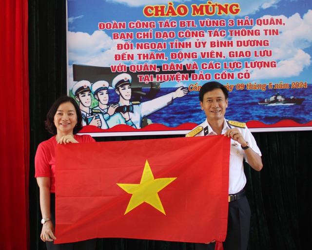 Tặng cờ Tổ quốc cho Vùng 3 Hải quân và người dân Quảng Trị- Ảnh 3.