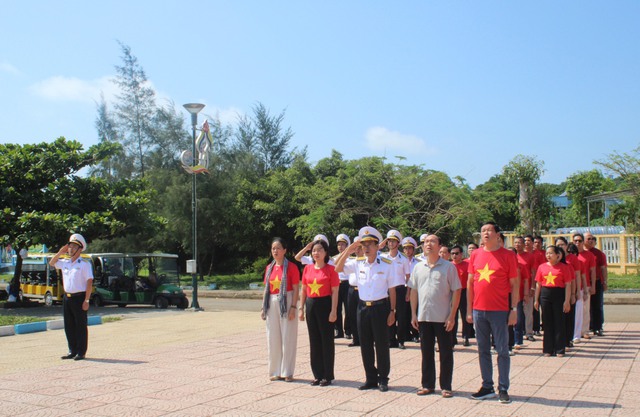 Tặng cờ Tổ quốc cho Vùng 3 Hải quân và người dân Quảng Trị- Ảnh 1.