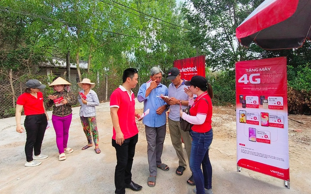 Người dân tại ấp Thiềng Liềng, xã đảo Thạnh An, huyện Cần Giờ đang tìm hiểu thông tin về internet cáp quang