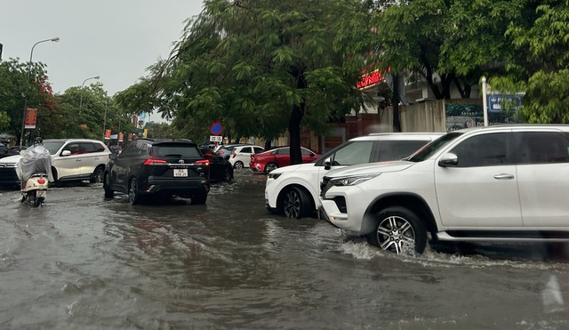 VIDEO: Mưa lớn, đường phố ở TP Thanh Hóa biến thành sông- Ảnh 4.