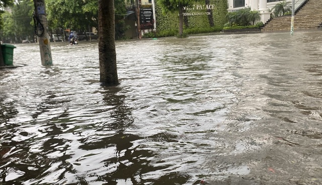 VIDEO: Mưa lớn, đường phố ở TP Thanh Hóa biến thành sông- Ảnh 9.