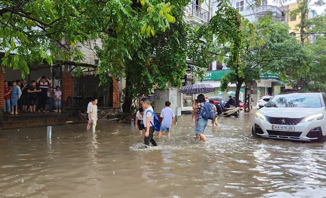 VIDEO: Mưa lớn, đường phố ở TP Thanh Hóa biến thành sông- Ảnh 8.