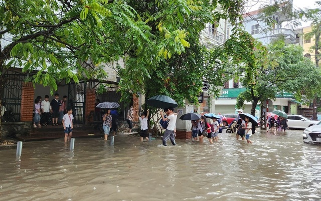 VIDEO: Mưa lớn, đường phố ở TP Thanh Hóa biến thành sông- Ảnh 7.