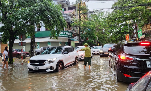 VIDEO: Mưa lớn, đường phố ở TP Thanh Hóa biến thành sông- Ảnh 1.