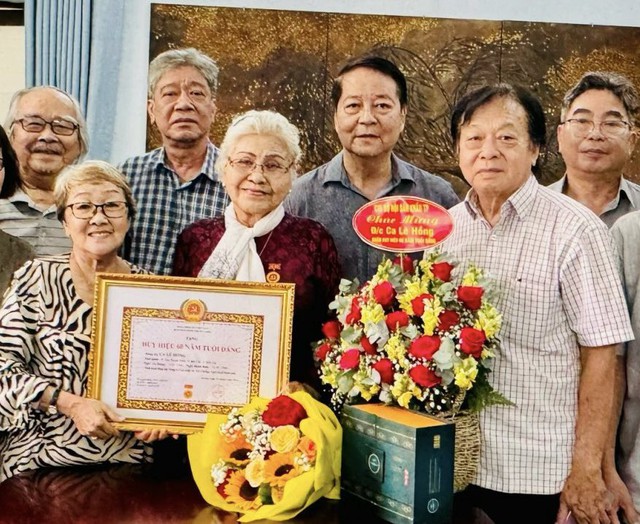 NSƯT đạo diễn Ca Lê Hồng xúc động đón nhận huy hiệu 60 năm tuổi Đảng- Ảnh 3.