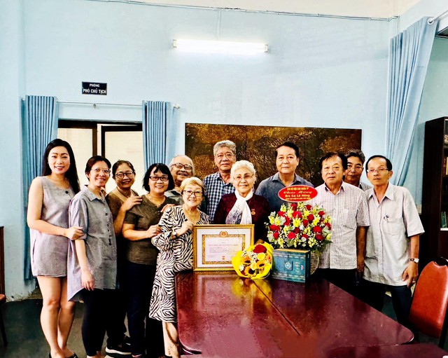 NSƯT đạo diễn Ca Lê Hồng xúc động đón nhận huy hiệu 60 năm tuổi Đảng- Ảnh 2.