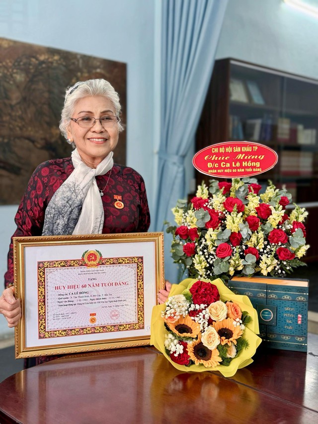 NSƯT đạo diễn Ca Lê Hồng xúc động đón nhận huy hiệu 60 năm tuổi Đảng- Ảnh 4.
