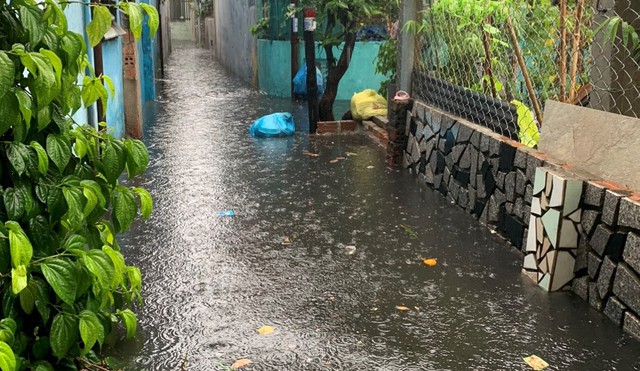 Đà Nẵng: Mưa lớn, nước cống và bùn đen chảy ngược vào nhà dân- Ảnh 4.