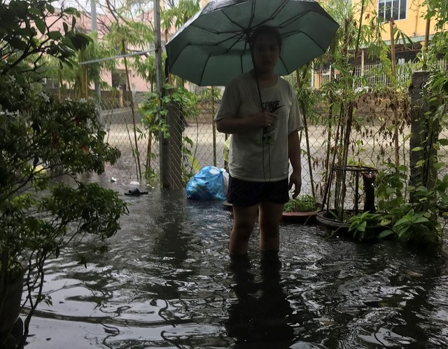 Đà Nẵng: Mưa lớn, nước cống và bùn đen chảy ngược vào nhà dân- Ảnh 1.