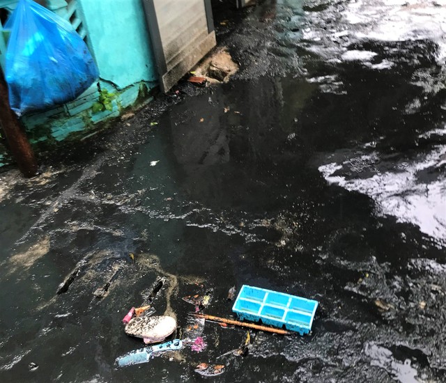 Đà Nẵng: Mưa lớn, nước cống và bùn đen chảy ngược vào nhà dân- Ảnh 2.