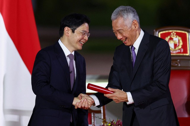 Ông Hoàng Tuần Tài (trái) trở thành Thủ tướng Singapore hôm 15-5, kế nhiệm ông Lý Hiển Long (phải) Ảnh: REUTERS