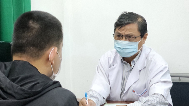 Bác sĩ chuyên khoa II Vũ Kim Hoàn, Trưởng Phòng Kế hoạch Tổng hợp Bệnh viện Tâm thần TP HCM, thăm khám cho bệnh nhân N.M.H