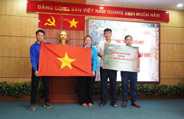 "Đường cờ Tổ quốc" đến với phường Thạnh Xuân, quận 12, TP HCM- Ảnh 1.