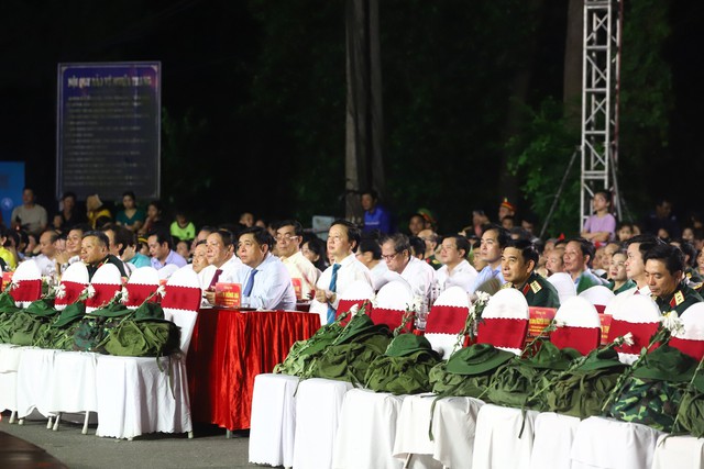 Xúc động chương trình nghệ thuật đặc biệt "Trường Sơn - Chân trần chí thép" - Ảnh 2.