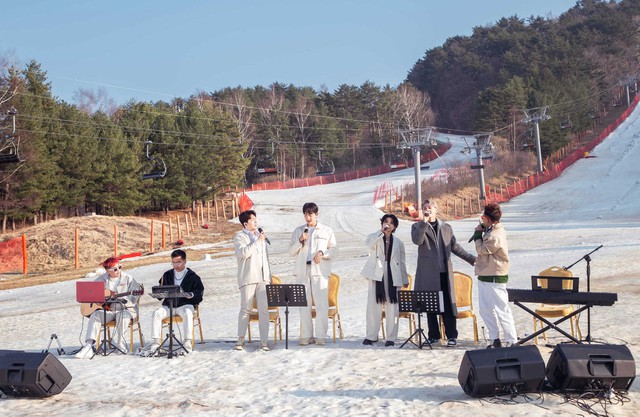 Sô diễn theo hình thức busking show do Công ty Xin Chào Entertainment thực hiện tại Hàn Quốc để lại nhiều ấn tượng Ảnh: XCE