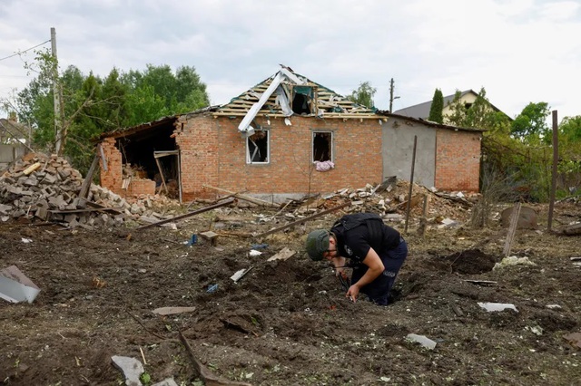 Cơ quan công tố Ukraine cho biết đang điều tra nghi án tội ác chiến tranh của Nga khi cố tình không kích vào một khu dân cư TP Kharkov. Ảnh: Reuters