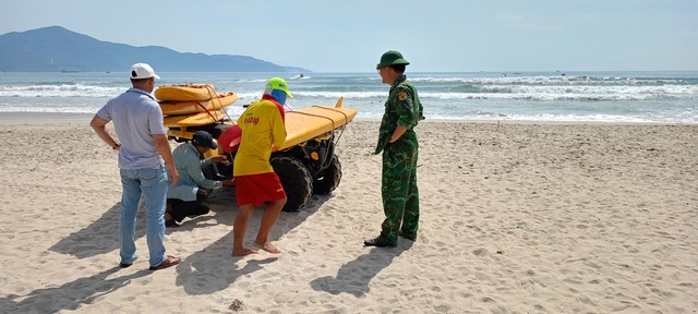 Nhóm 9 người bị sóng cuốn trôi khi tắm biển Đà Nẵng- Ảnh 1.