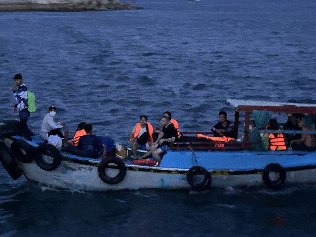 Bắt giữ 2 tàu cá đưa khách tham quan trái phép đảo Hòn Hải- Ảnh 1.