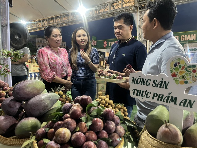 Khoảng 1.000 tấn mận hậu Sơn La chuẩn VietGAP bán giá ưu đãi trong siêu thị Saigon Co.op

- Ảnh 3.