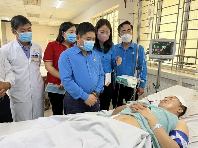 Lãnh đạo LĐLĐ tỉnh Đồng Nai thăm, động viên các nạn nhân bị thương