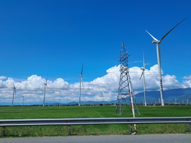 Turbin điện gió của dự án Nhà máy Điện gió Hanbaram Ninh Thuận (tỉnh Ninh Thuận) đang im lìm Ảnh: CHÂU TỈNH