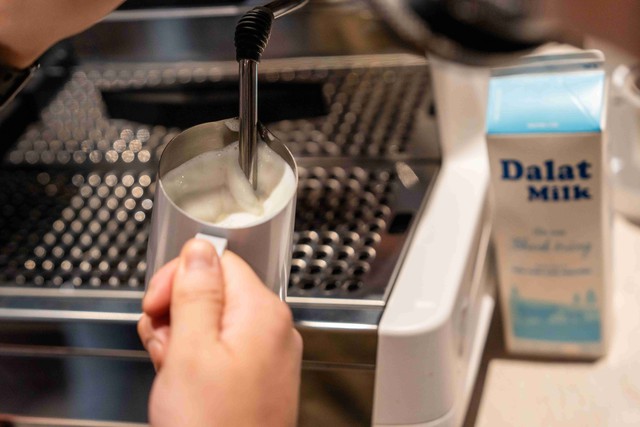 Chất lượng ổn định của sữa tươi nguyên liệu được coi là yếu tố tiên quyết giúp barista pha chế thành công các món đồ uống kết hợp giữa cà phê và sữa