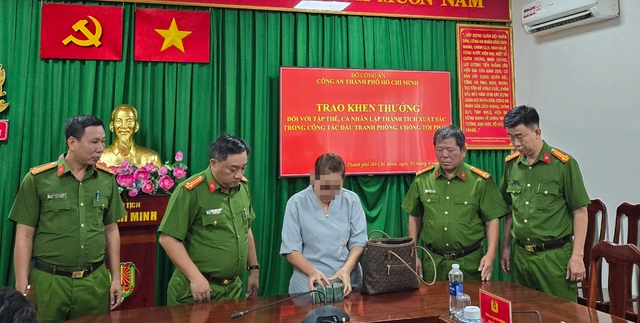 Bà Trần Thị L. nhận lại đủ số tiền 1,1 tỉ đồng bị cướp