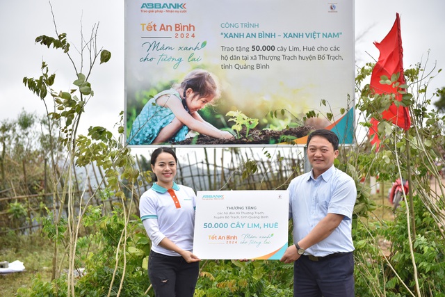 ABBANK thành công gây quỹ và chính thức trao tặng 50.000 cây giống gỗ lớn Lim, Huê cho các hộ dân khó khăn tại xã Thượng Trạch, huyện Bố Trạch, tỉnh Quảng Bình