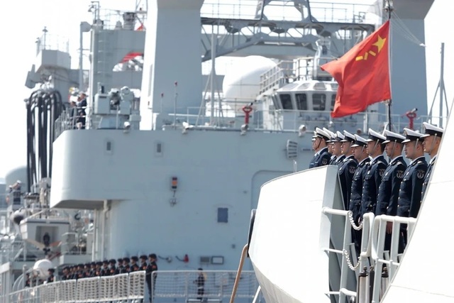 Các sĩ quan trên tàu hải quân Trung Quốc. Ảnh: Tân Hoa Xã
