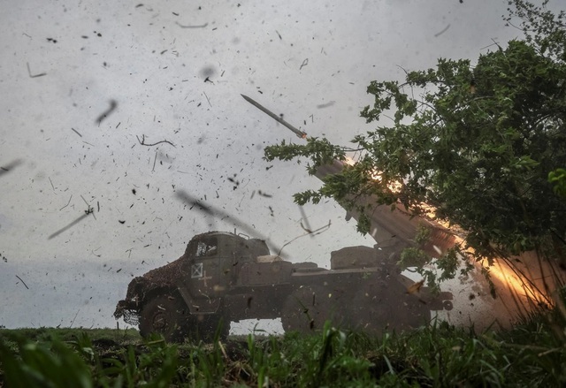Binh lính Ukraine khai hỏa pháo về phía lực lượng Nga ở Donetsk. Ảnh: Reuters