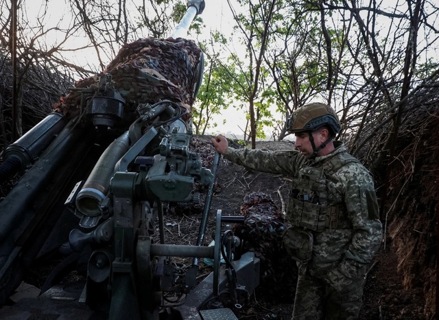 Lính Ukraine khai hỏa pháo ở Donetsk. Ảnh: Reuters