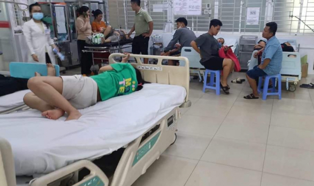 Vụ đau bụng, nôn ói sau ăn bánh mì tại TP Long Khánh:  Có đến 222 người phải vào bệnh viện- Ảnh 1.