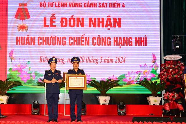 Bộ Tư lệnh Vùng Cảnh sát biển 4 nhận Huân chương Chiến công- Ảnh 3.