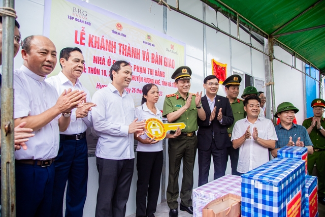 Bộ Công an, tỉnh Hà Tĩnh cùng Tập đoàn BRG và SeABank bàn giao 600 căn nhà ở cho hộ nghèo- Ảnh 2.