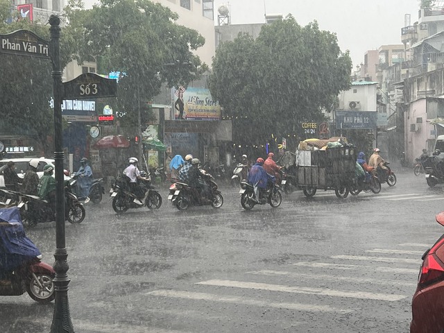 TP HCM mưa trắng trời, nhiều nơi ngập sâu, gió mạnh khiến nhiều người té ngã- Ảnh 8.