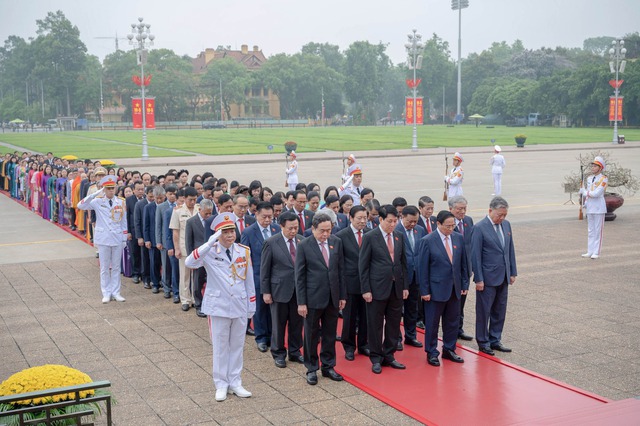 Lãnh đạo Đảng, Nhà nước cùng các đại biểu Quốc hội vào Lăng viếng Chủ tịch Hồ Chí Minh- Ảnh 2.
